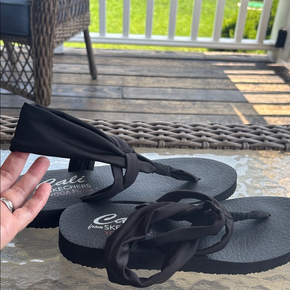 Skechers- Cali Black Yoga Foam Sandals